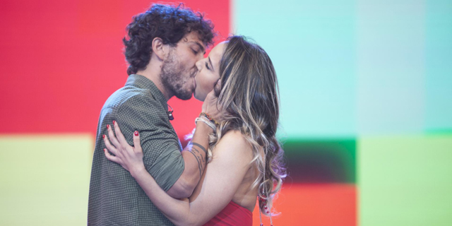 Cantor sertanejo surpreende e dá beijão na boca da Mulher Melão